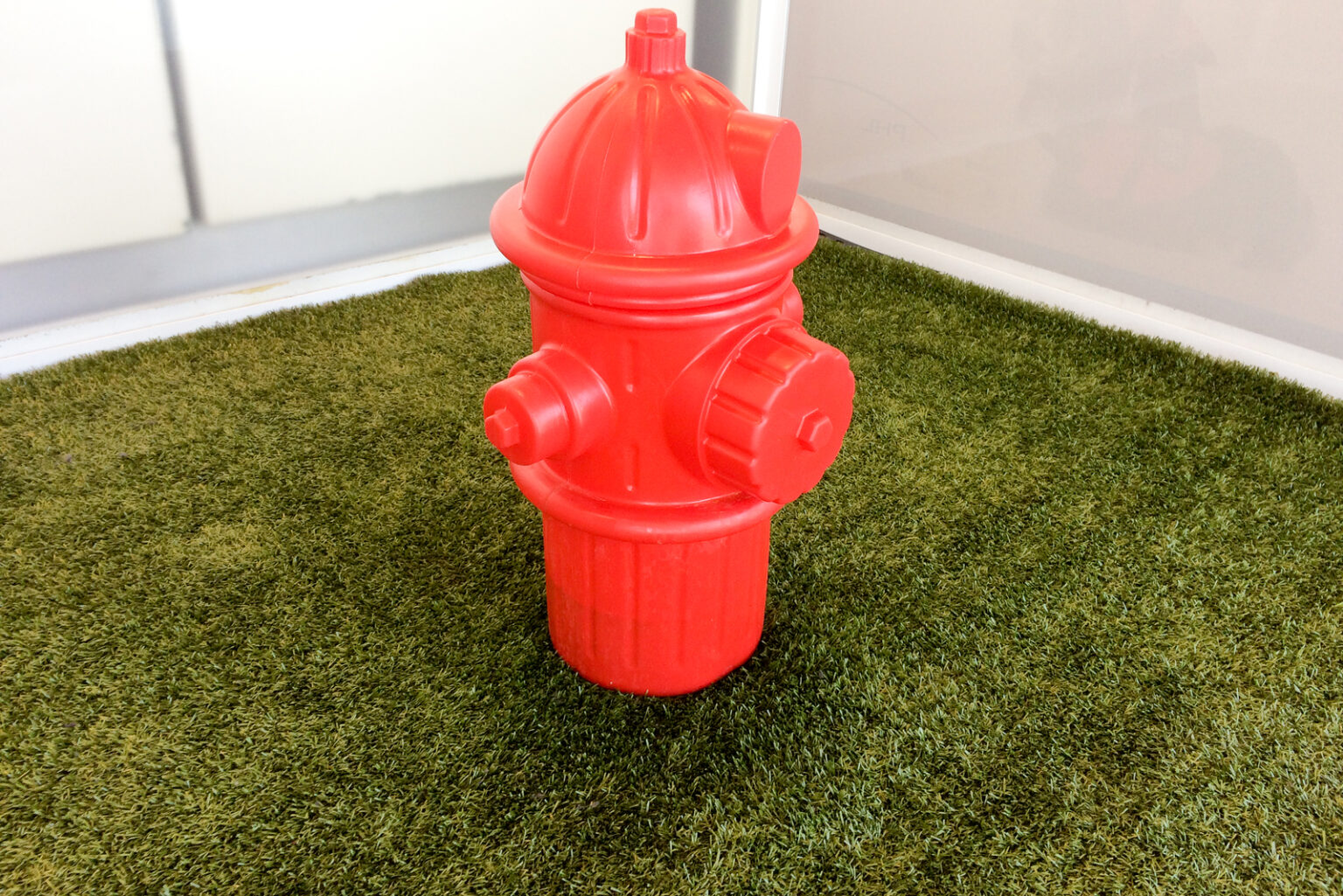 Fire Hydrant For Dogs Our 8 Favorite Picks   Red Fire Hydrant On Fake Grass 1536x1025 