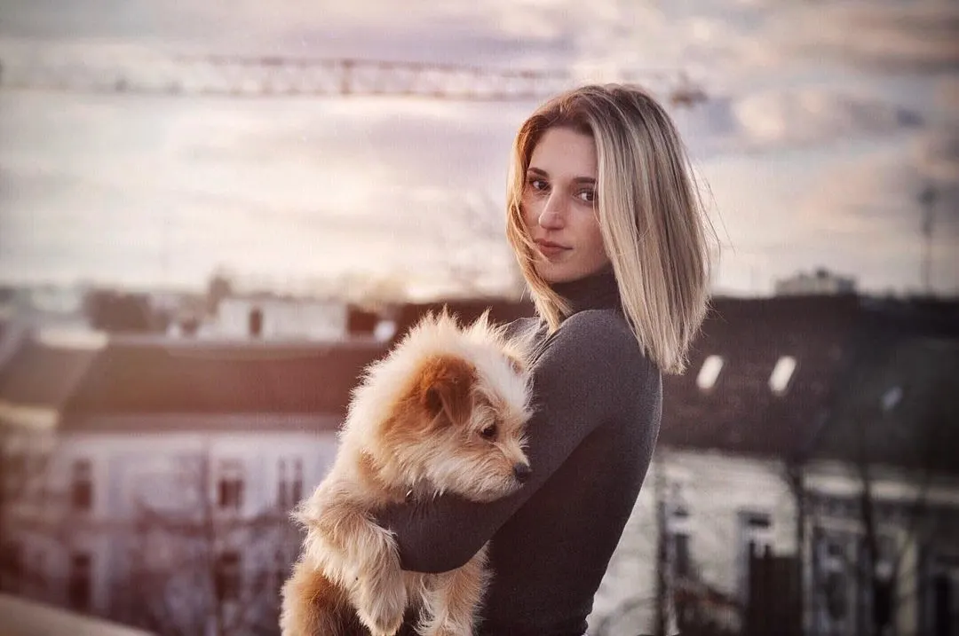 photo of dog knut and his owner antonia holding him